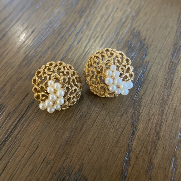 Trafari gold toned small pearl earrings antique midcentury modern 1950s earrings - Picture 4 of 4